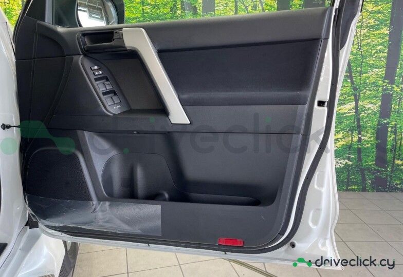 Toyota Land Cruiser Prado Белый