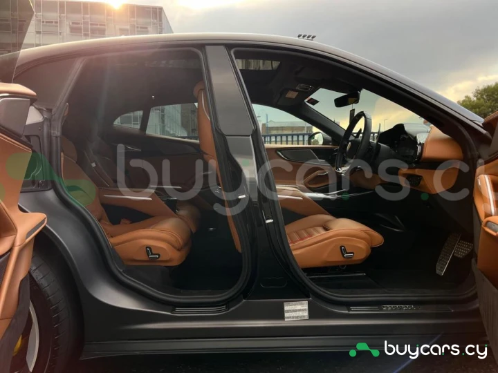 Ferrari Purosangue Серый