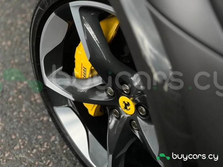 Ferrari Purosangue Серый