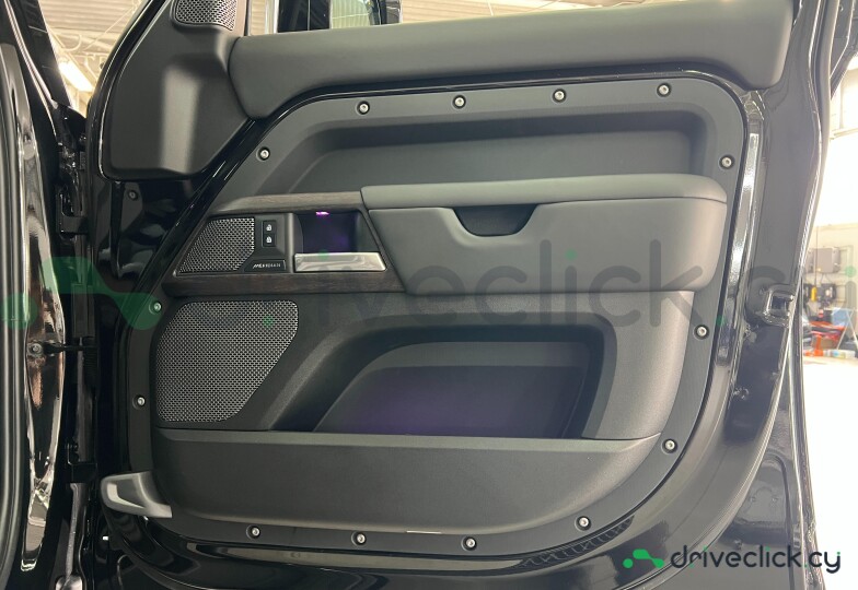 Land Rover Defender Черный