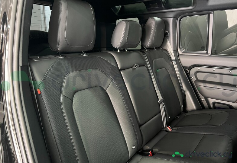 Land Rover Defender Черный