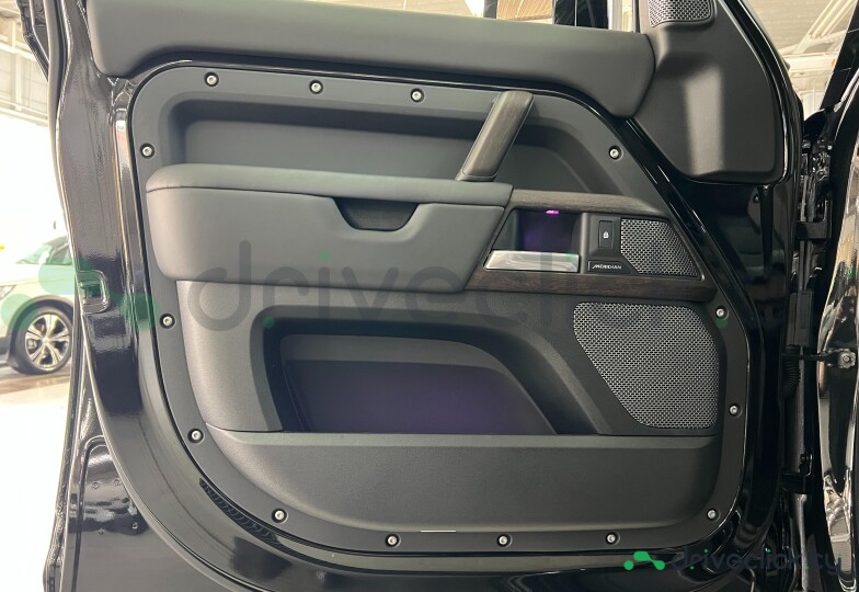 Land Rover Defender Черный