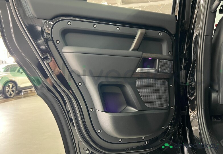 Land Rover Defender Черный