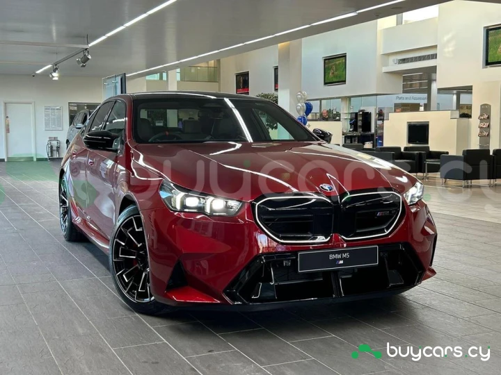 BMW M5 Красный
