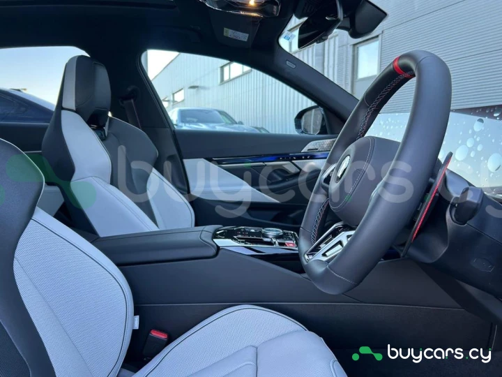 BMW M5 Красный