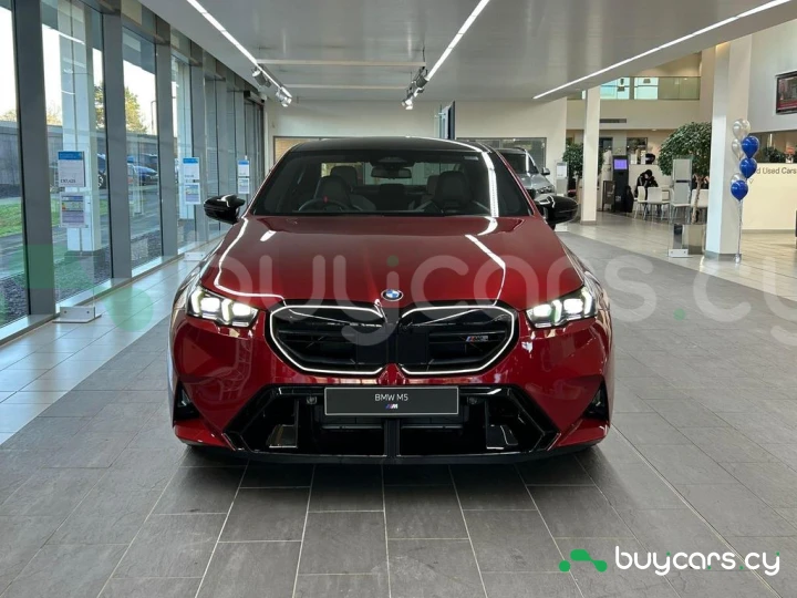 BMW M5 Красный