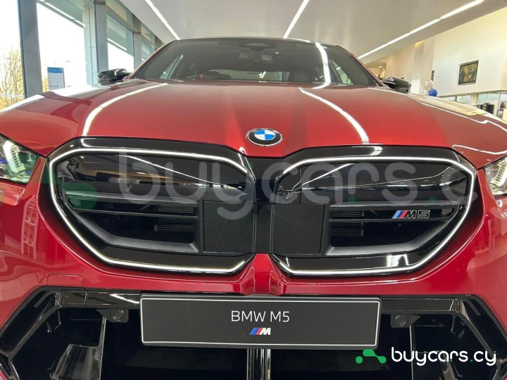 BMW M5 Красный