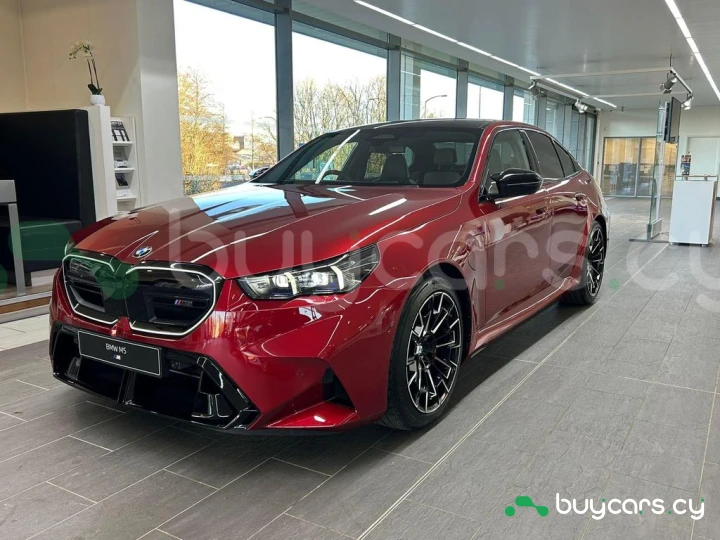 BMW M5 Красный