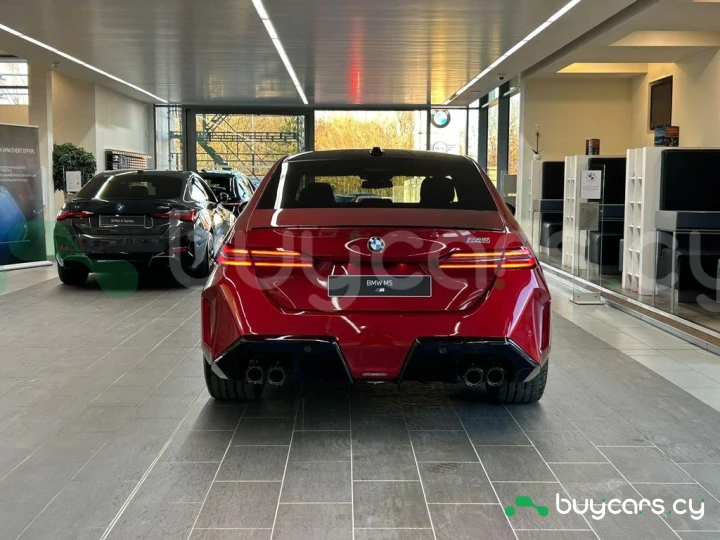 BMW M5 Красный