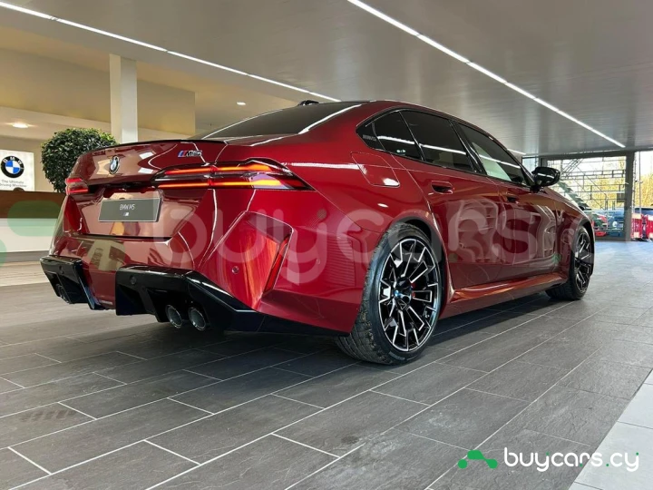 BMW M5 Красный