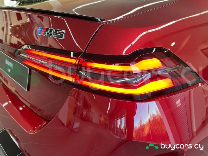 BMW M5 Красный