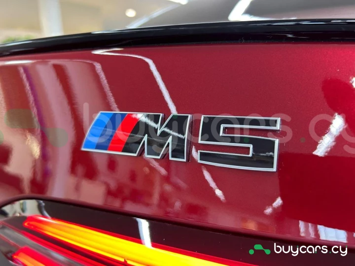 BMW M5 Красный