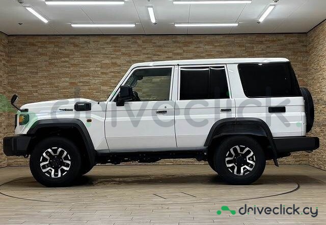 Toyota Land Cruiser White