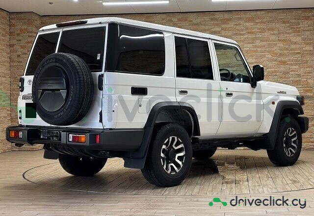 Toyota Land Cruiser White