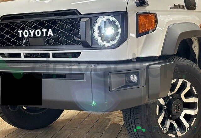 Toyota Land Cruiser White