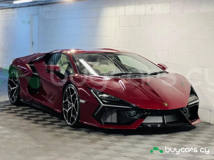 Lamborghini Revuelto Красный