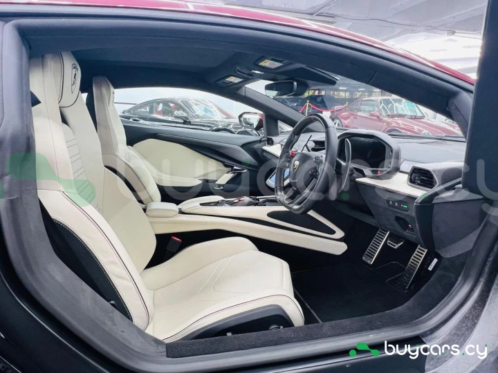 Lamborghini Revuelto Красный