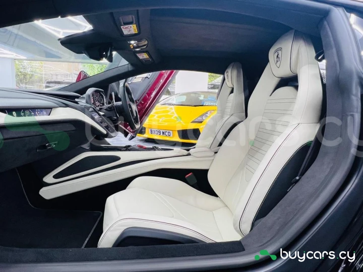 Lamborghini Revuelto Красный