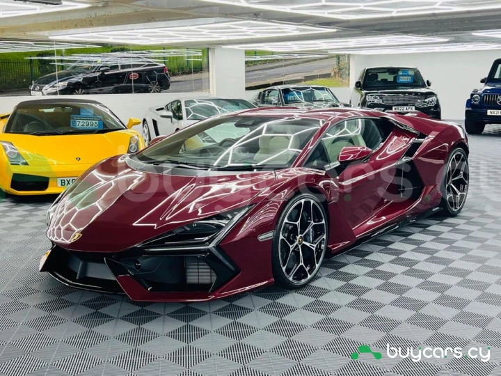 Lamborghini Revuelto Красный