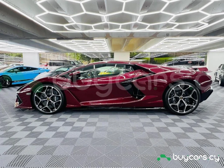 Lamborghini Revuelto Красный
