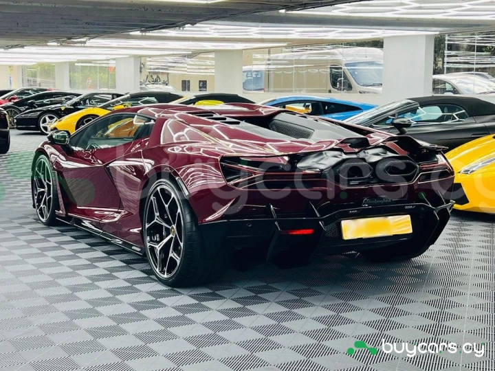 Lamborghini Revuelto Красный