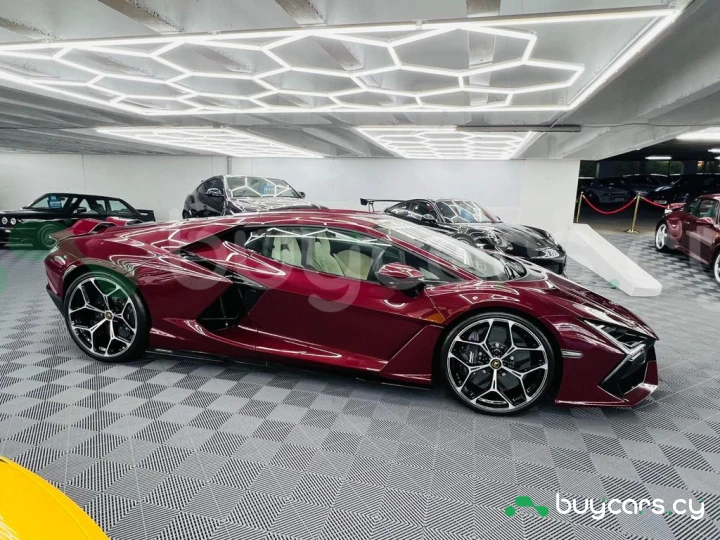 Lamborghini Revuelto Красный