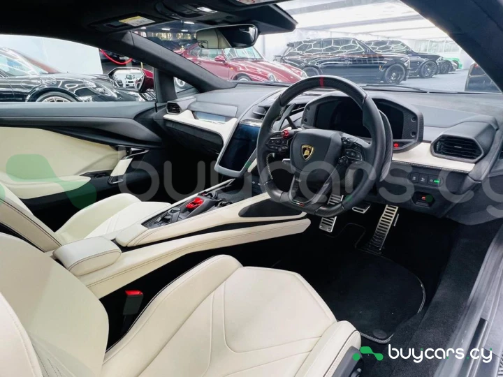 Lamborghini Revuelto Красный