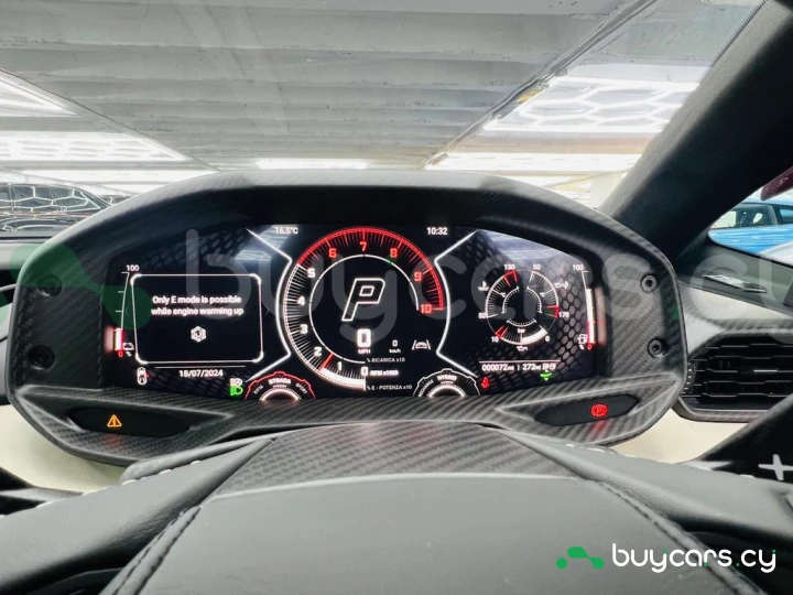 Lamborghini Revuelto Красный