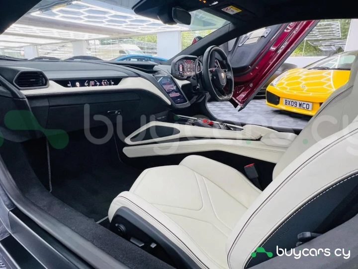 Lamborghini Revuelto Красный