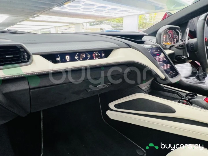 Lamborghini Revuelto Красный