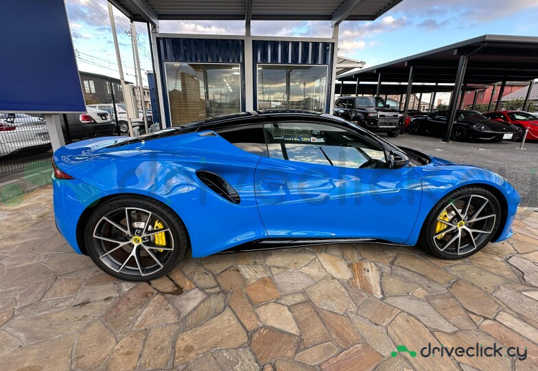 Lotus Emira Синий