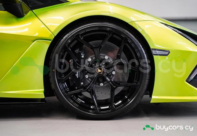 Lamborghini Revuelto Green