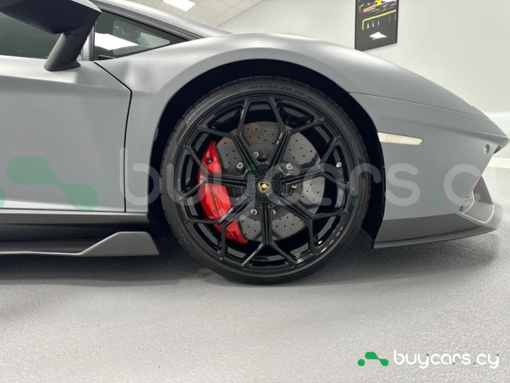 Lamborghini Aventador Серый