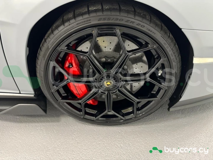 Lamborghini Aventador Серый