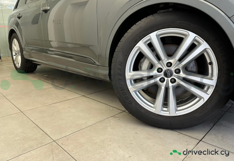 Audi Q7 Grey
