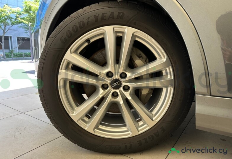 Audi Q7 Grey