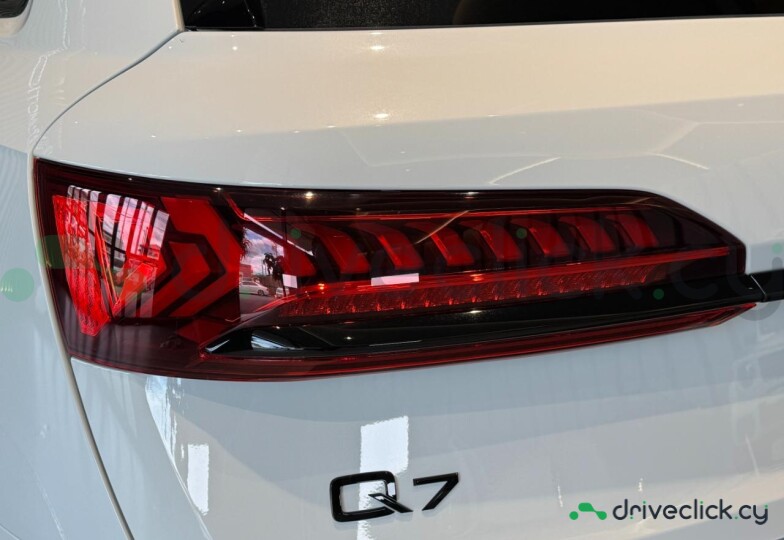 Audi Q7 White