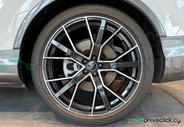 Audi Q7 White