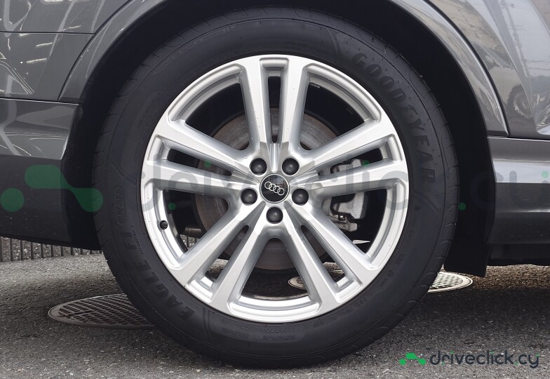 Audi Q7 Grey