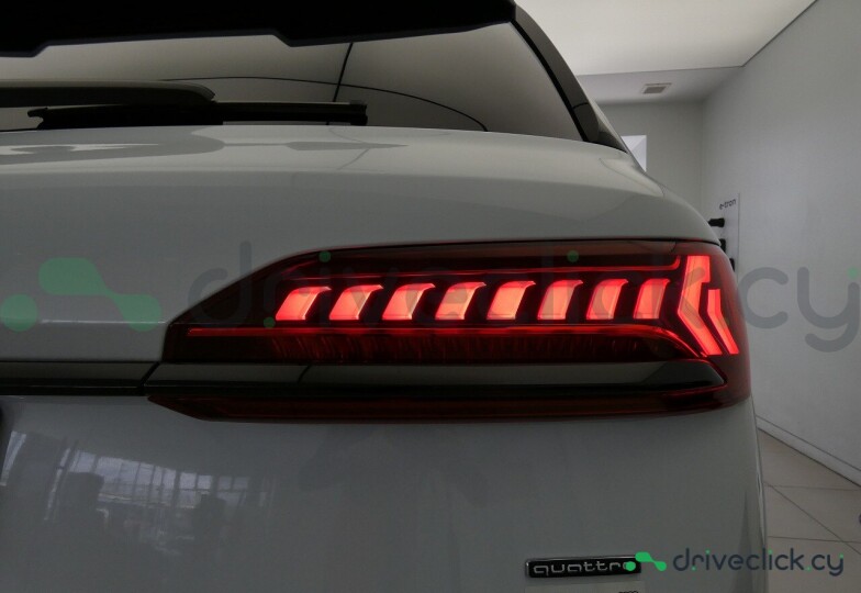 Audi Q7 White