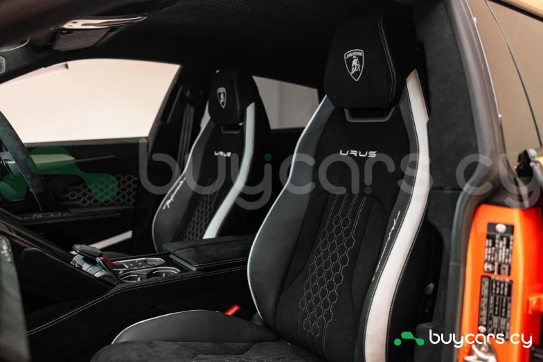 Lamborghini Urus Orange