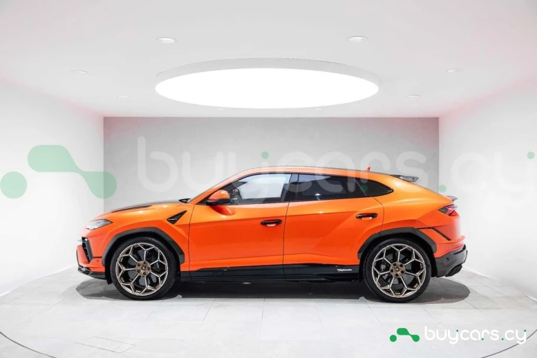 Lamborghini Urus Orange