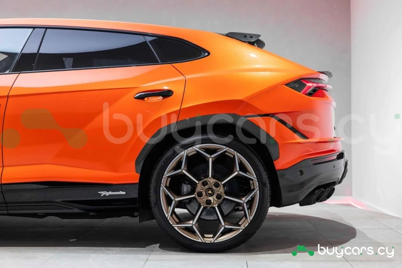 Lamborghini Urus Orange
