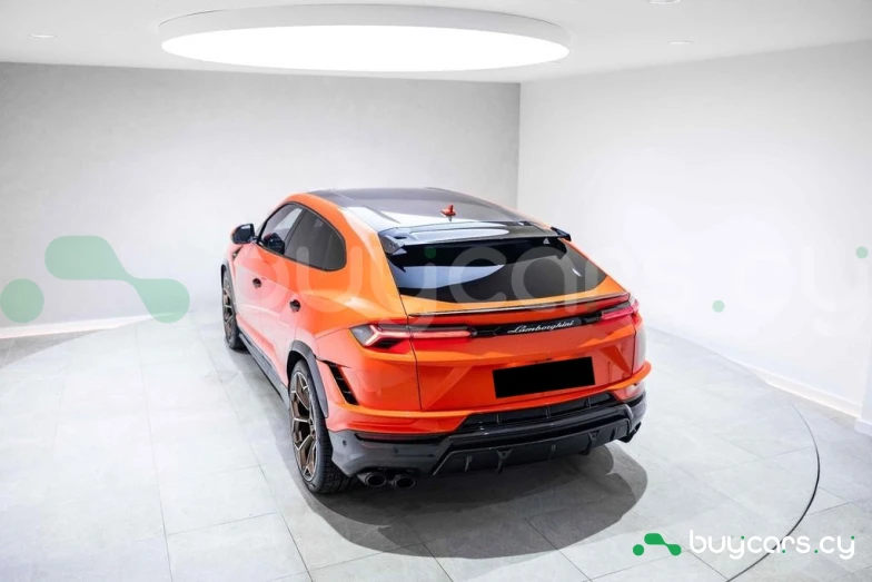 Lamborghini Urus Orange