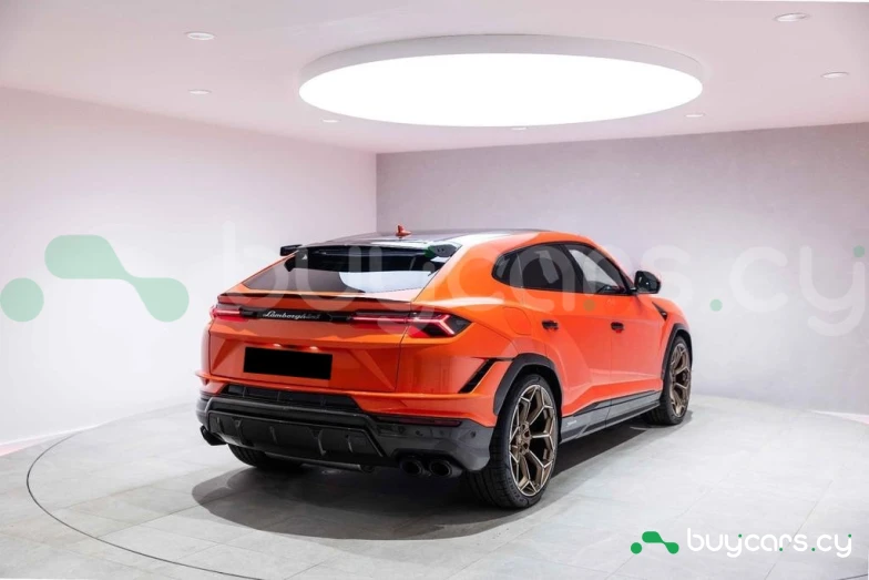 Lamborghini Urus Orange