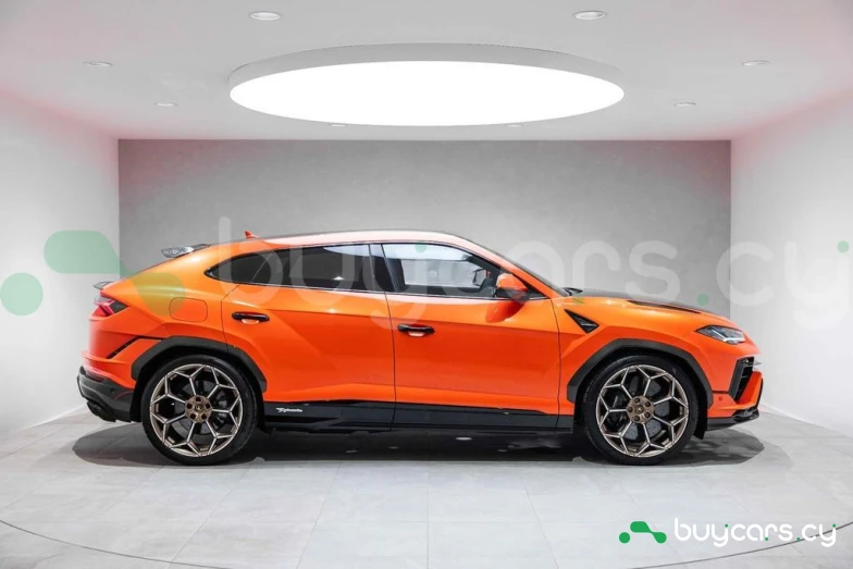 Lamborghini Urus Orange