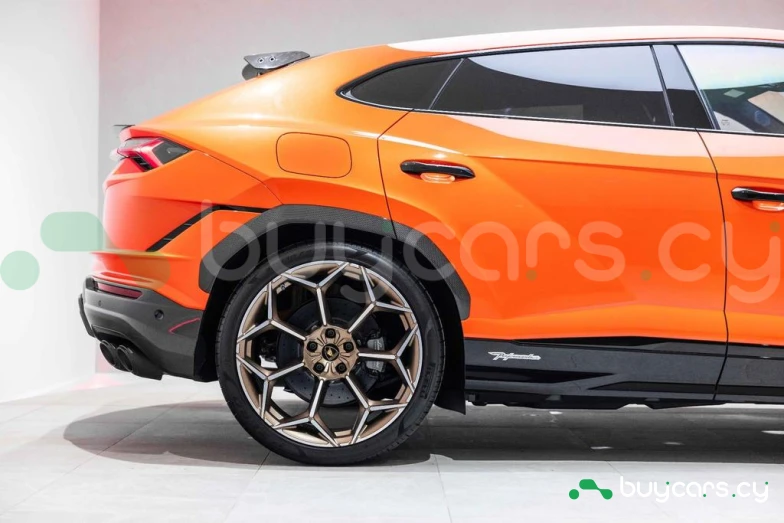 Lamborghini Urus Orange