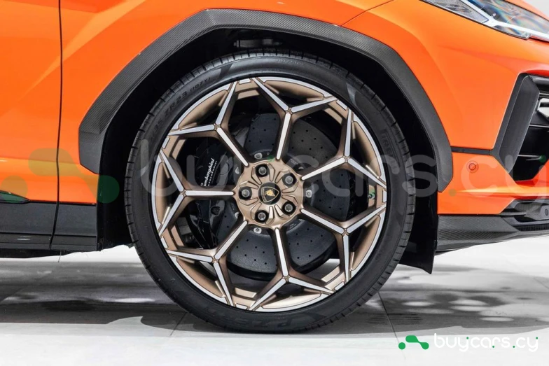 Lamborghini Urus Orange