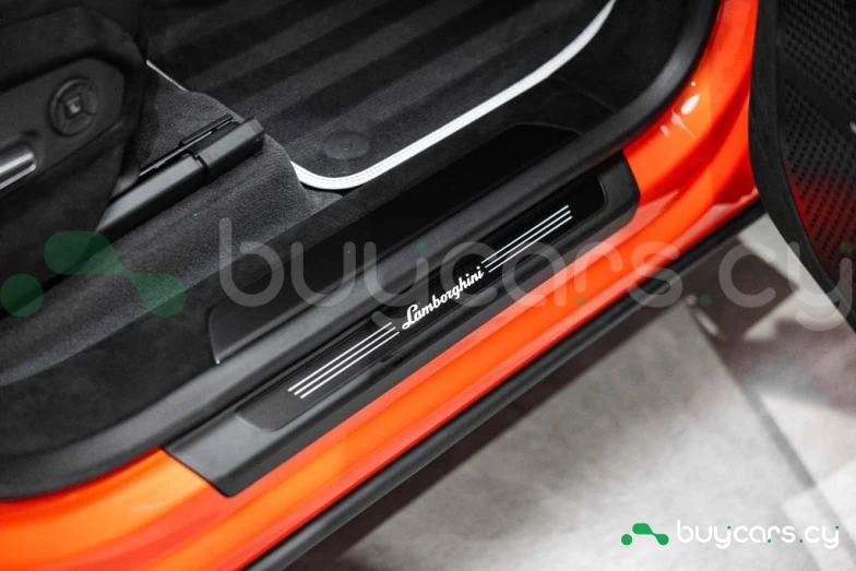Lamborghini Urus Orange