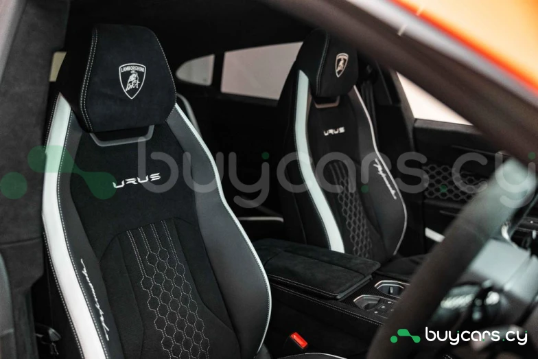 Lamborghini Urus Orange